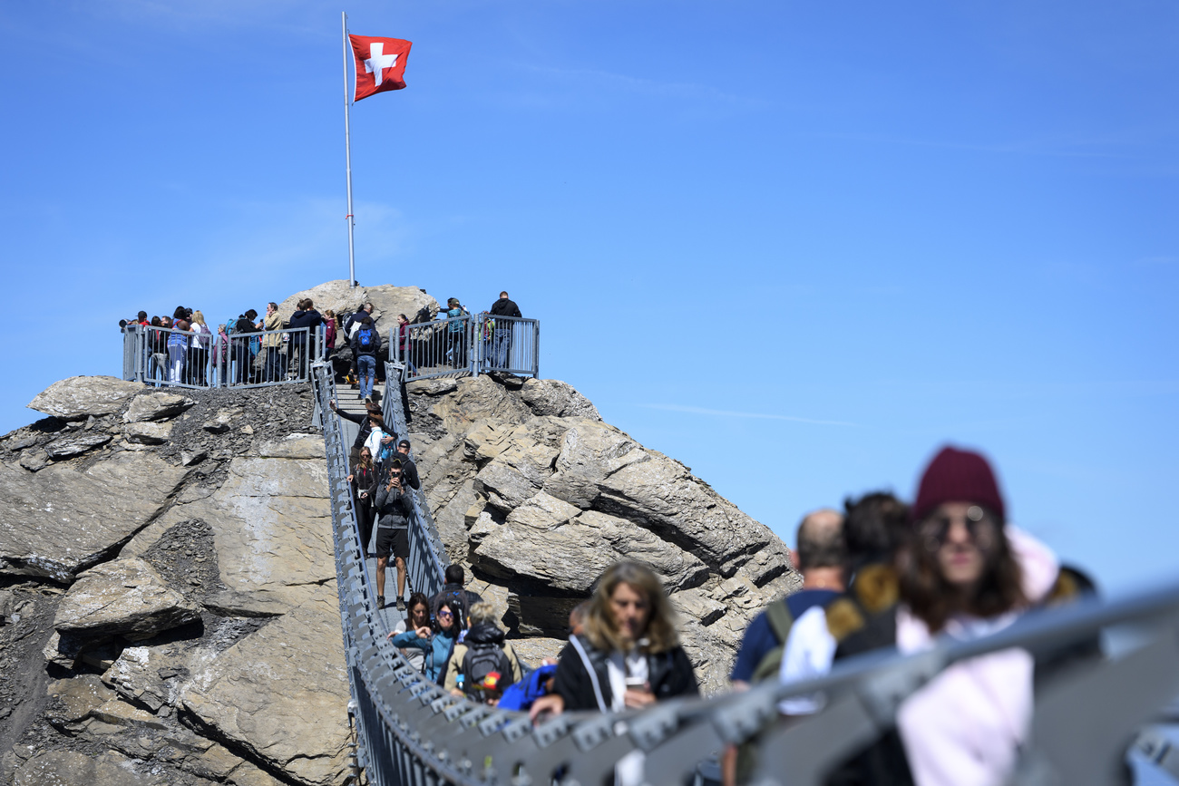 Turistas en un puente colgante