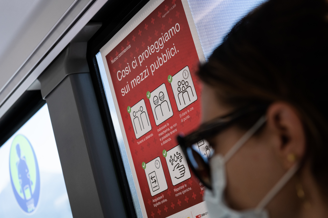 Un cartello su un bus a Lugano con l invito a proteggersi