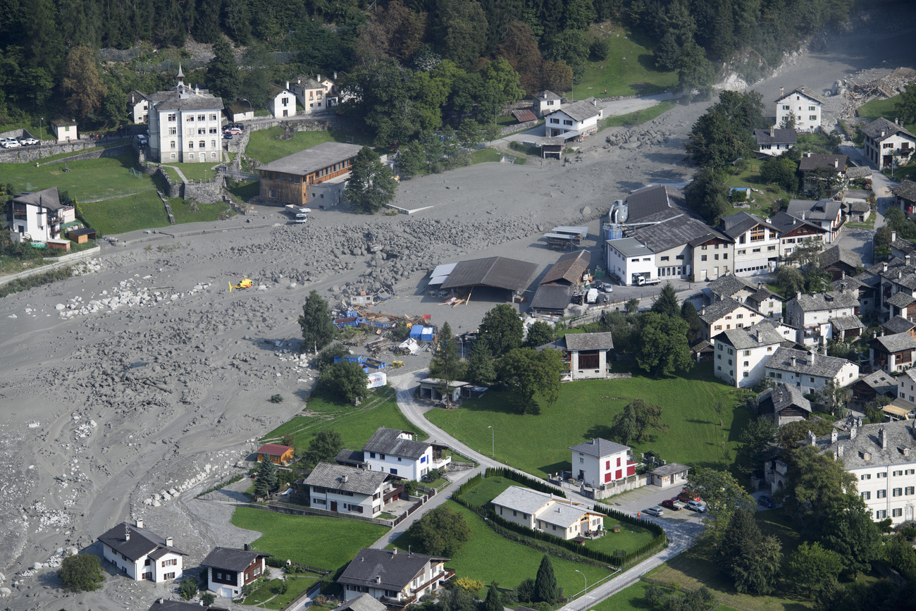 Schlamm und Murgang durch ein Dorf