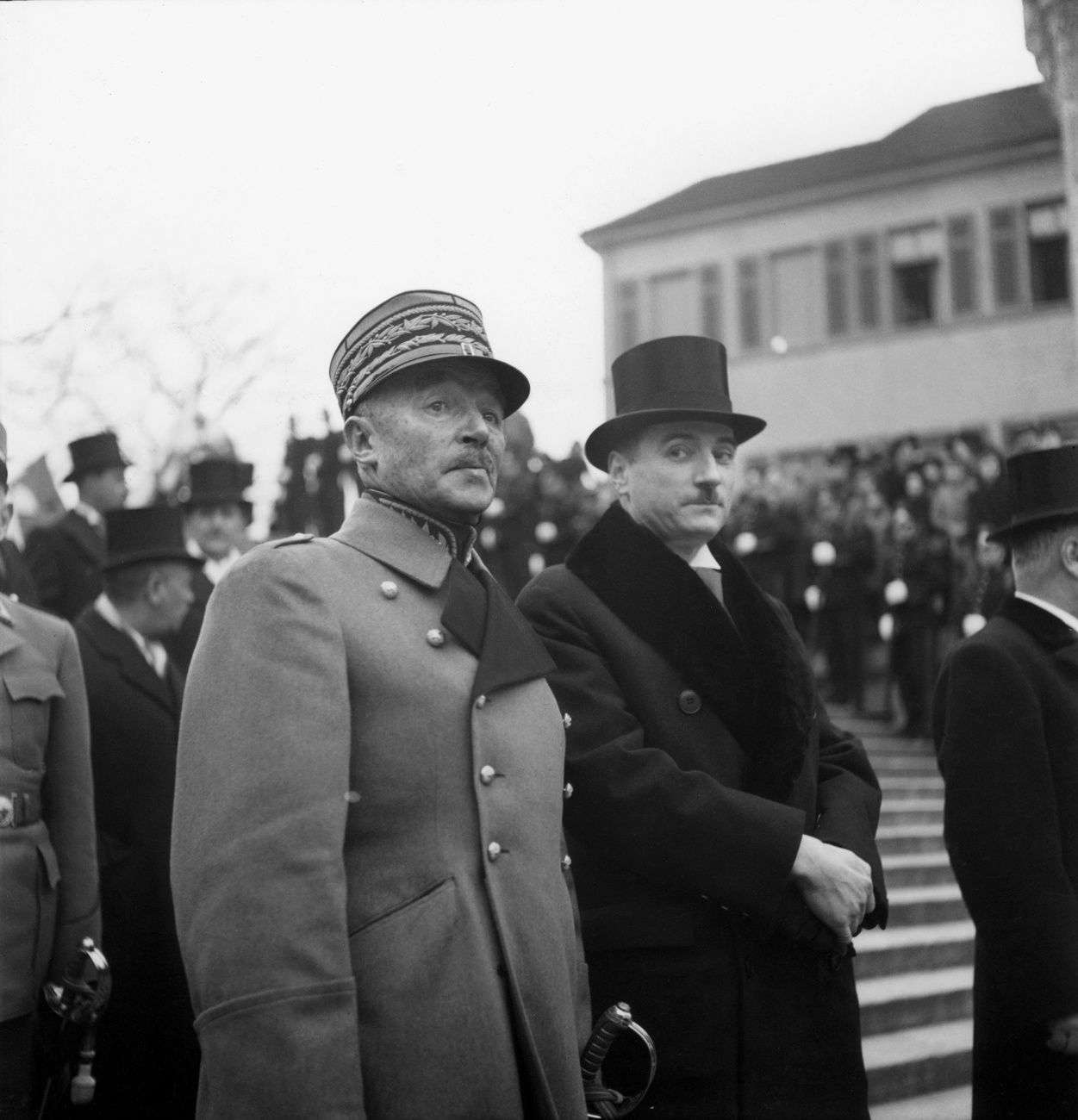General Henri Guisan steht neben Bundespräsident Marcel Pilet-Golaz, Aufnahme von 1940