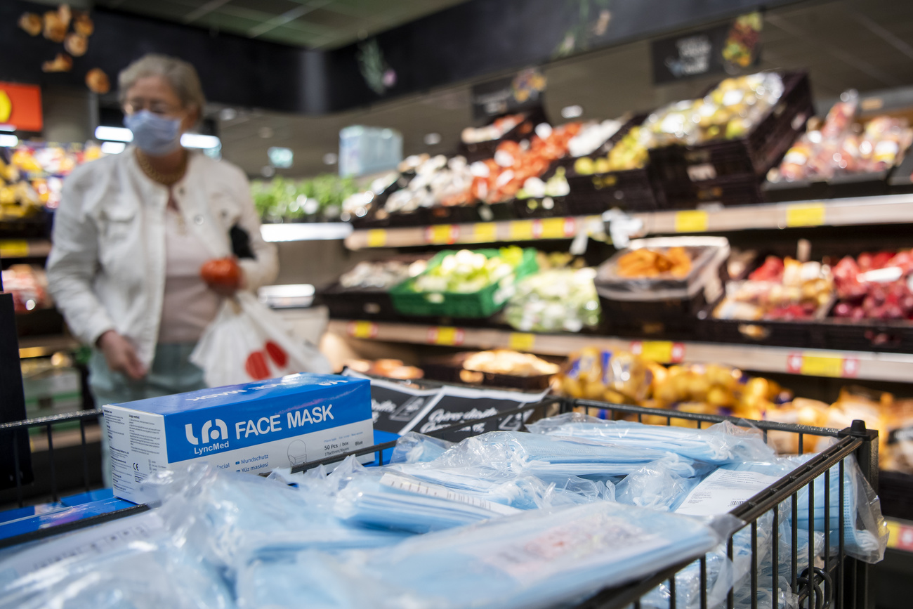 Une personne fait des courses avec un masque.