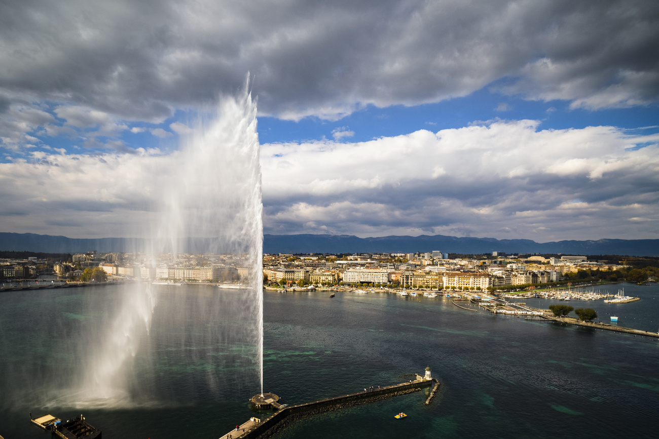 Ginevra dall alto con il suo famoso getto d acqua.