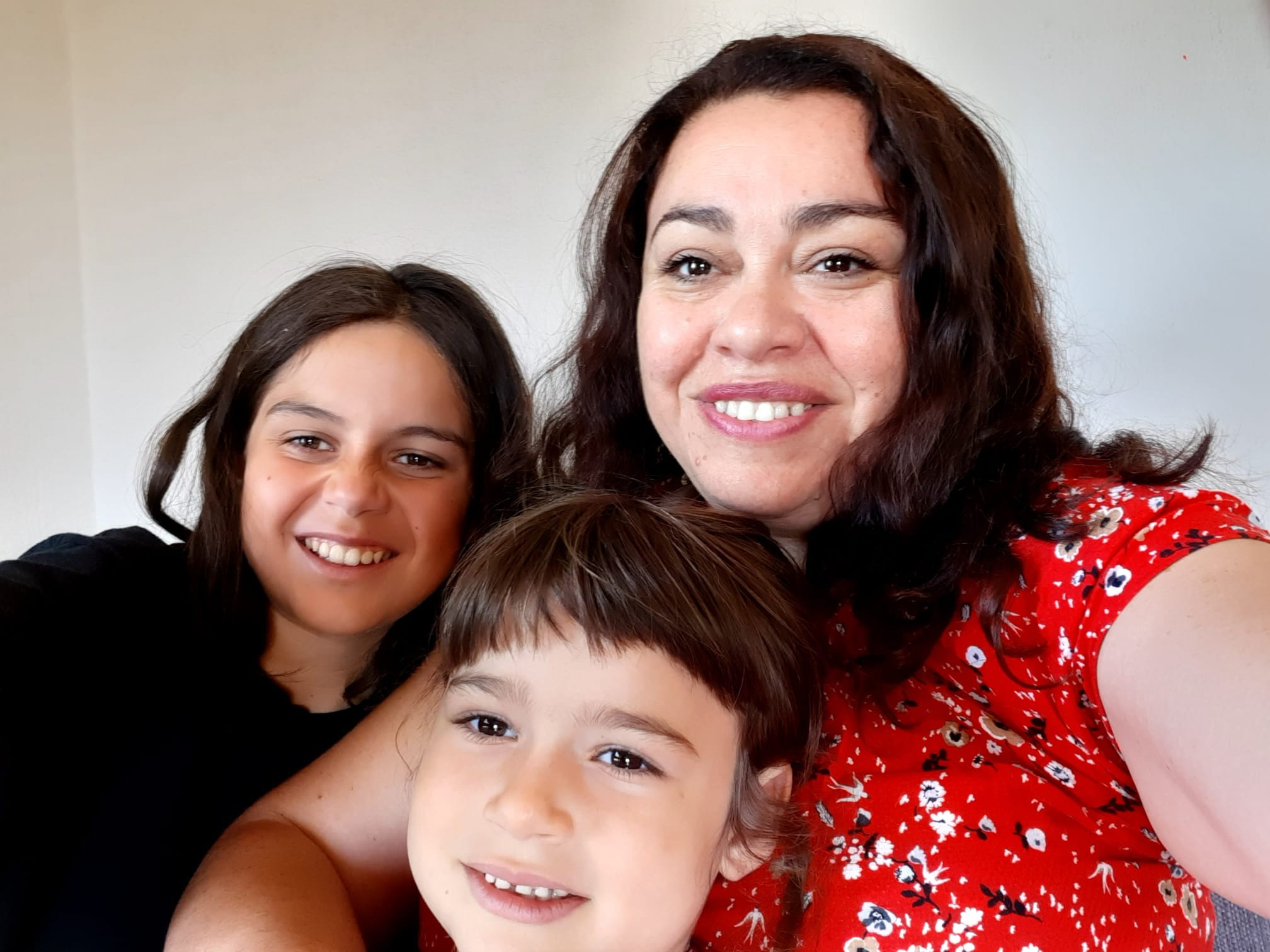 Une femme pose avec son fils et sa fille.