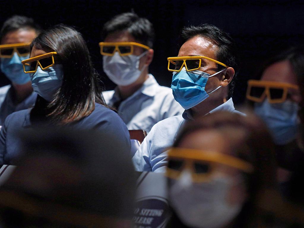 Menschen mit Masken