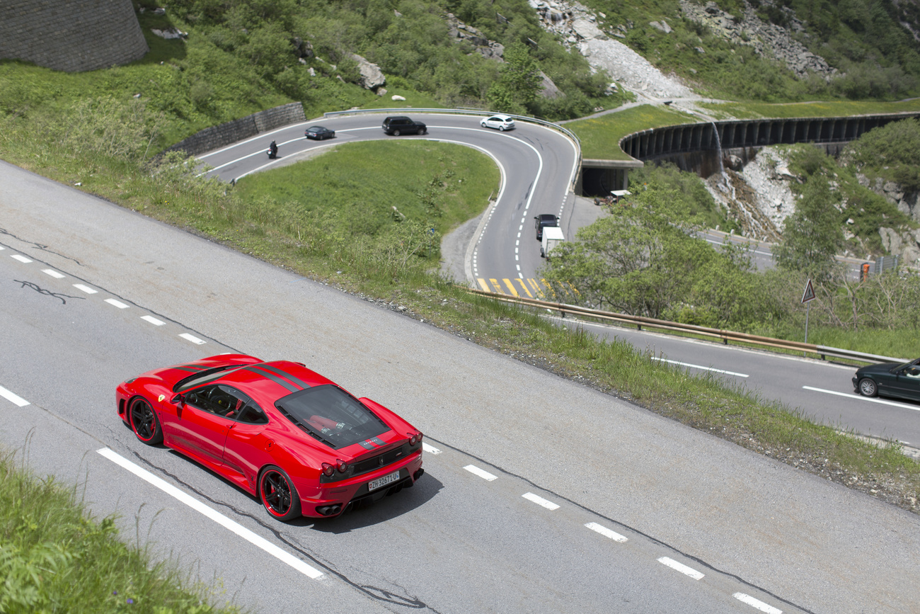 un coche deportivo en una carretera