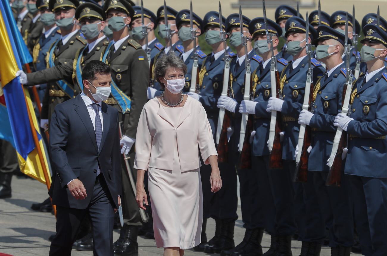 Ukrainian President Volodymyr Zelensky (l) and Swiss President Simonetta Sommaruga (r)