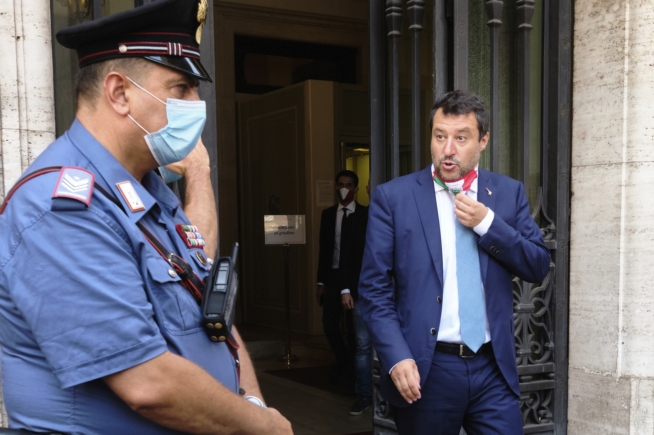 matteo salvini e un poliziotto