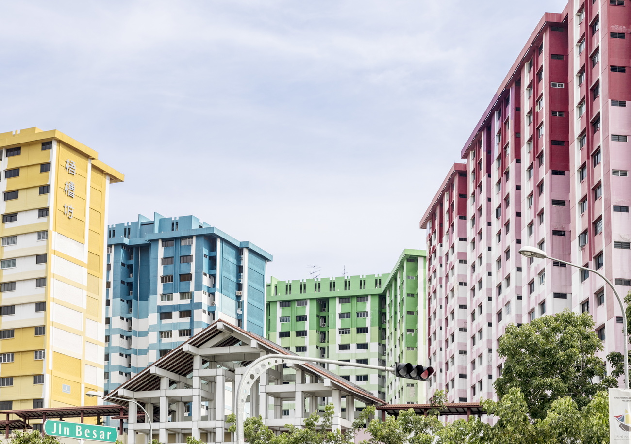 des immeubles colorés en jaune, bleu, vert et rose