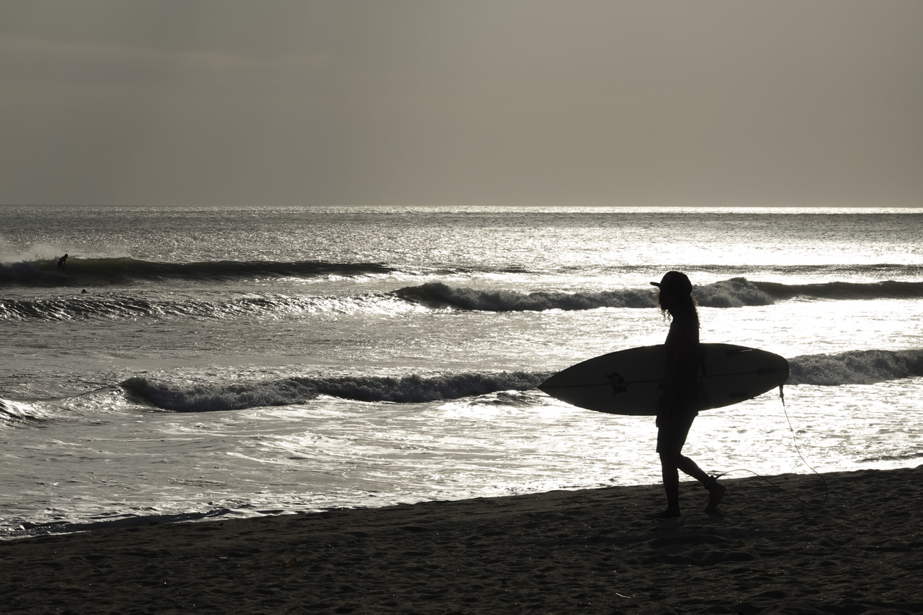 Tourist mit Surfbrett in Indonesien