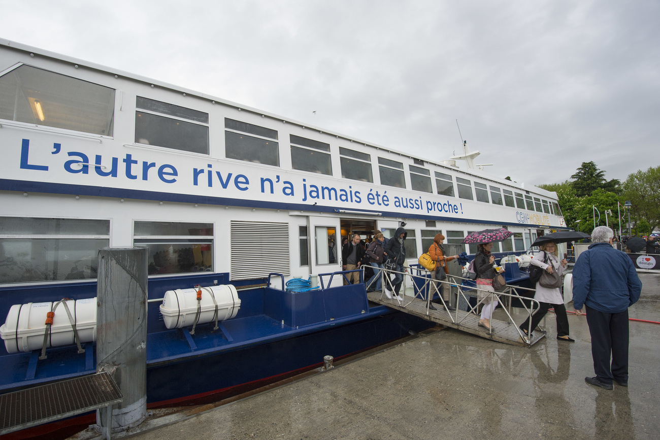 Des frontaliers frontaliers traversent le lac Léman pour se rendre au travail en Suisse.