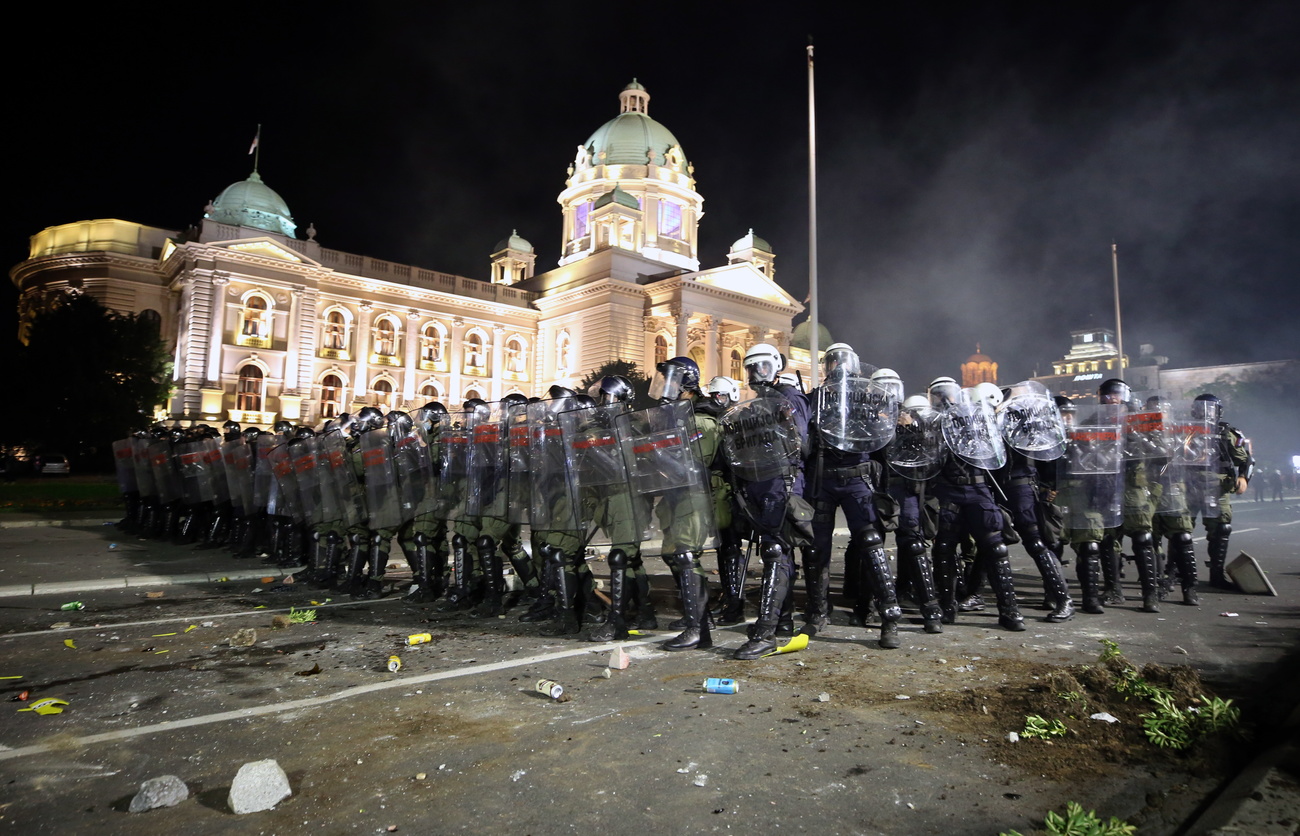 Agenti delle forze dell ordine in tenuta da sommossa davanti al parlamento a Belgrado.