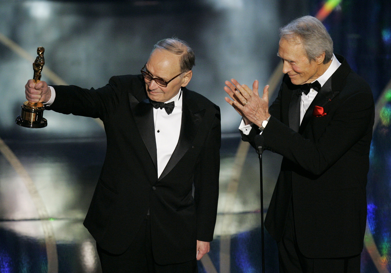 Ennio Morricone nel 2007 con l Oscar alla carriera consegnatoli da Clint Eastwood