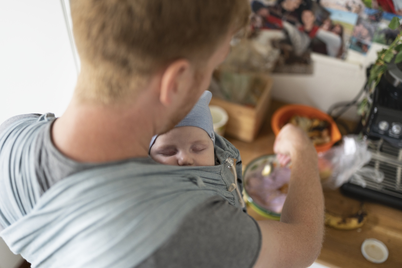 un homme et son bébé