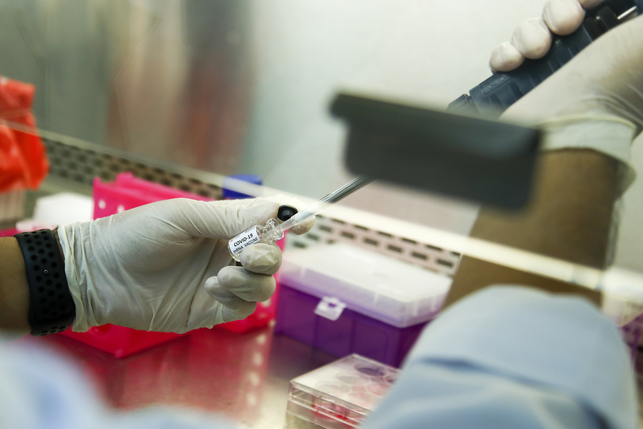 Des laboratoires du monde entier cherchent à mettre au point un vaccin contre le coronavirus.