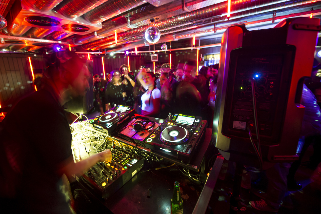 In una foto d archivio, l interno di una discoteca di Losanna