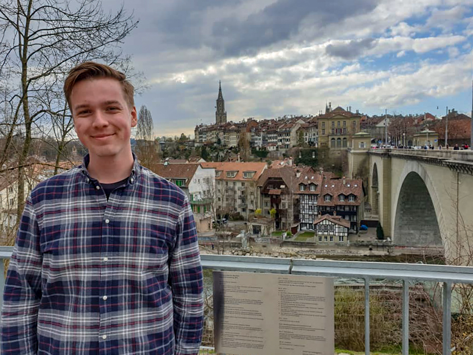 Ben Tite vor der Skyline von Bern beim Bärengraben