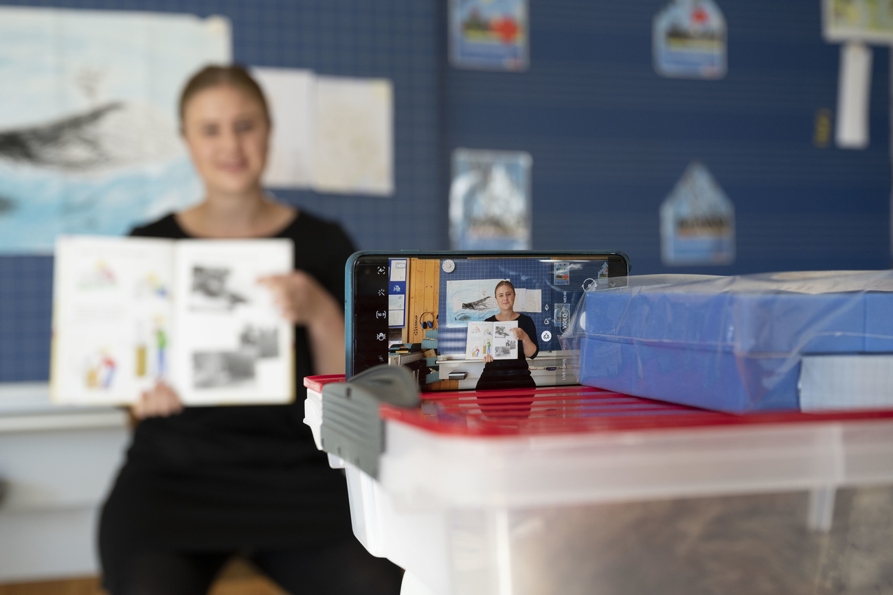 Une enseignante d école primaire se filme pour l école à distance.