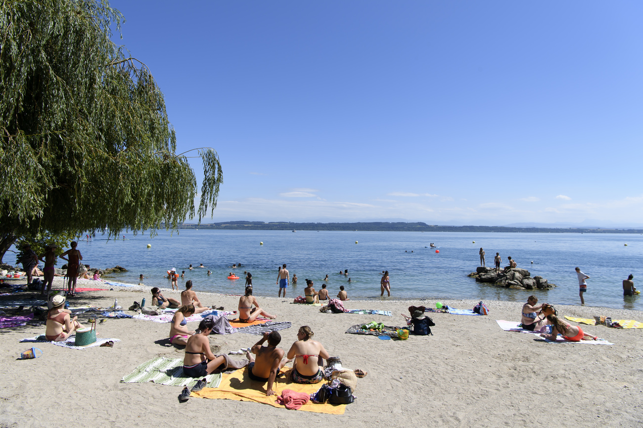 Bagnanti in riva al Lago di Neuchatel