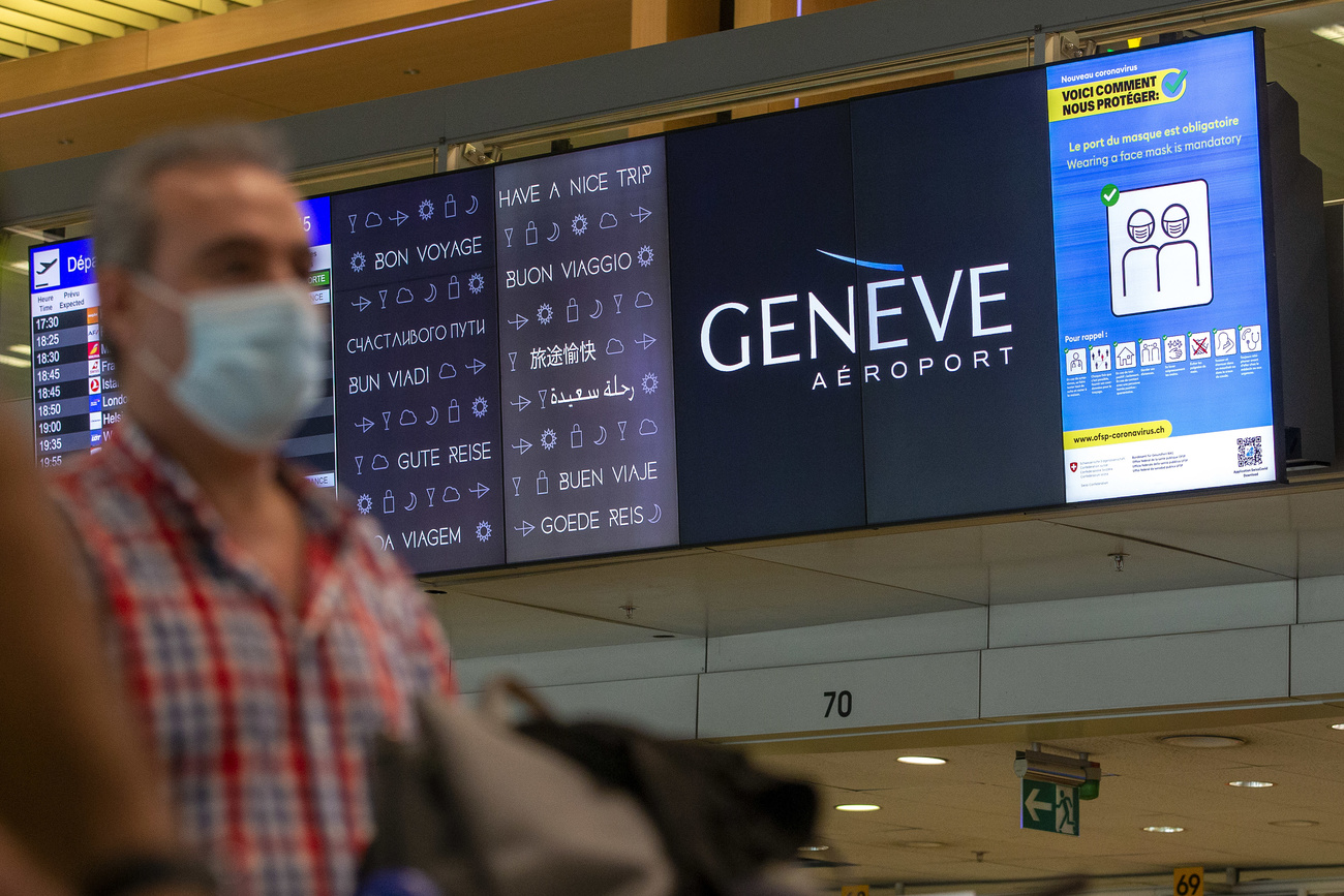 uomo con mascherina in un aeroporto