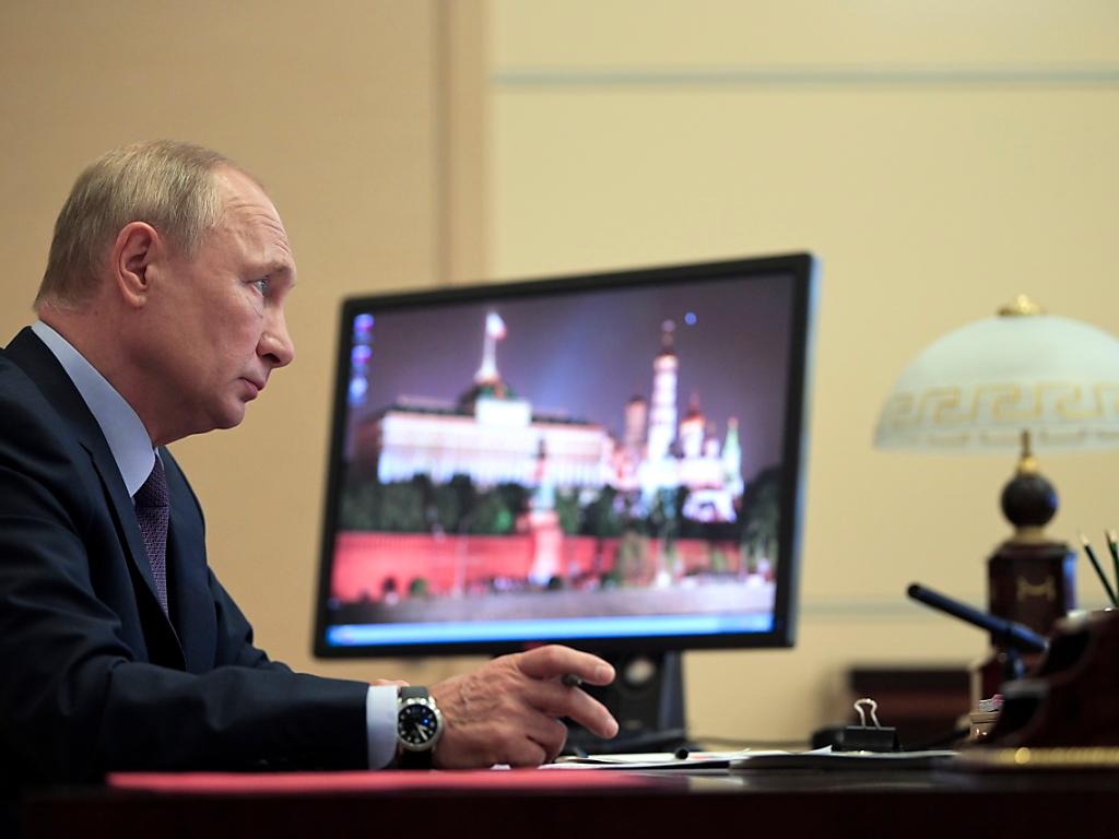 Putin vor einem Bildschirm