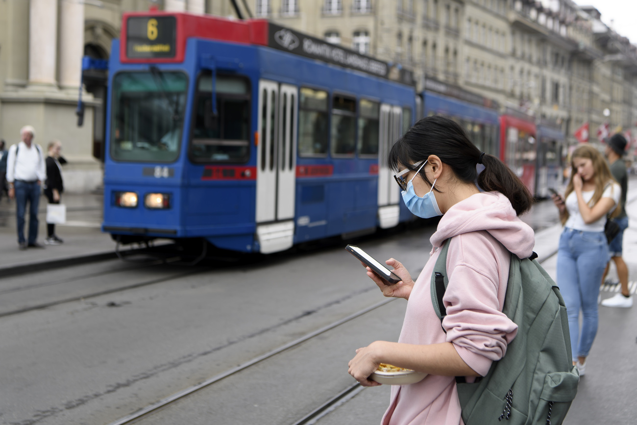 Passeggeri aspettano l arrivo del tram a una fermata nel centro di Berna