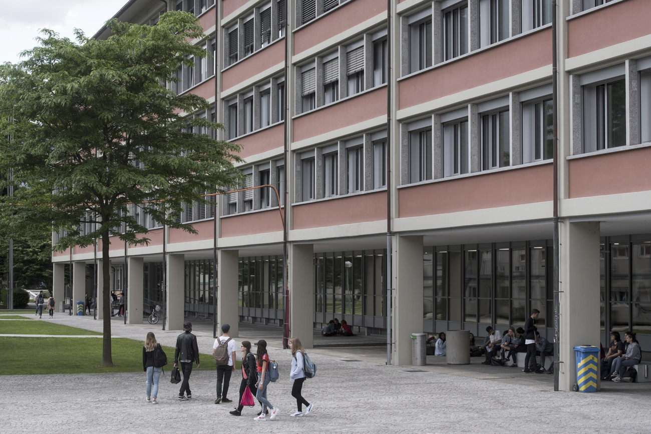 persone all esterno di un edificio