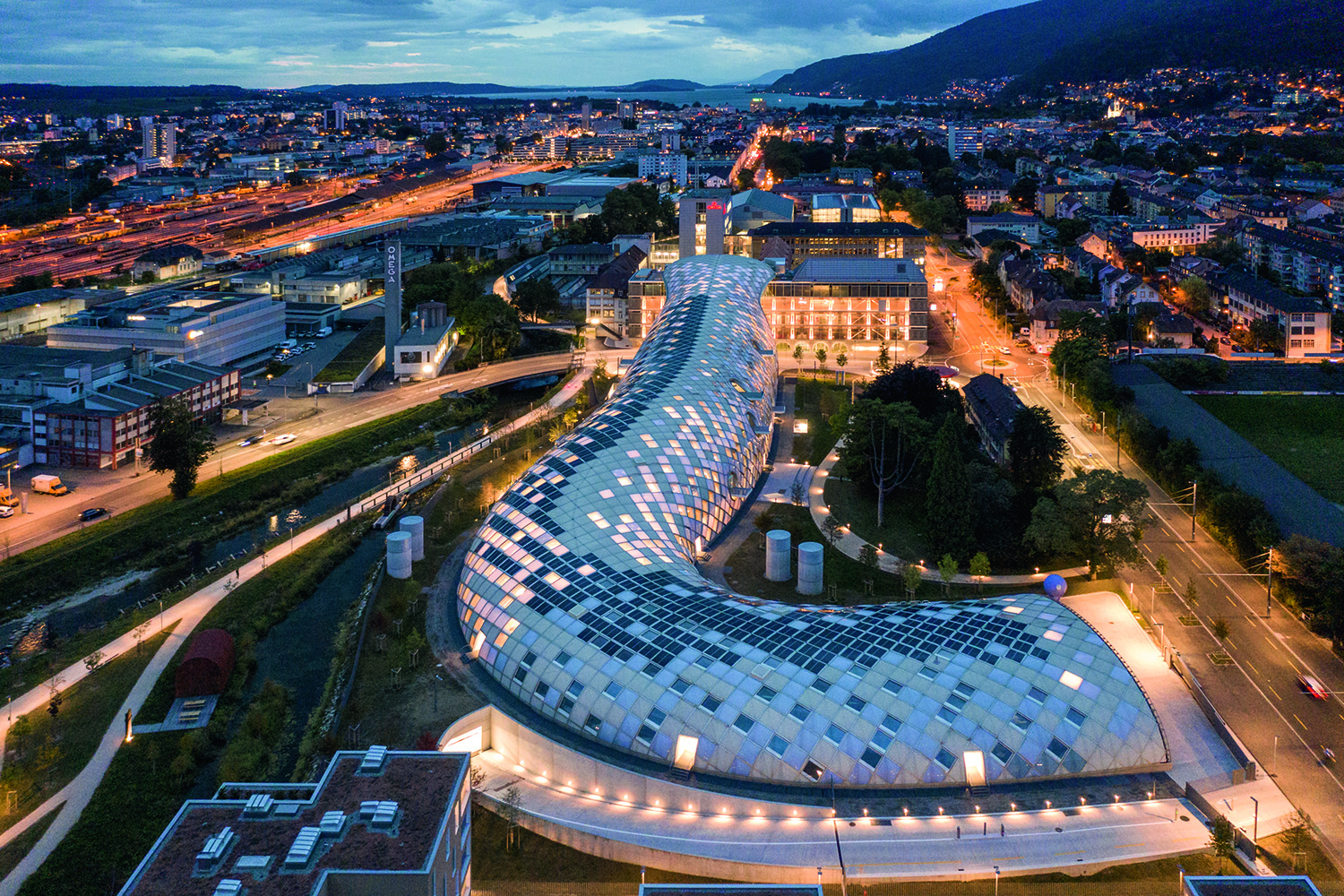 edificio a forma di serpente di notte