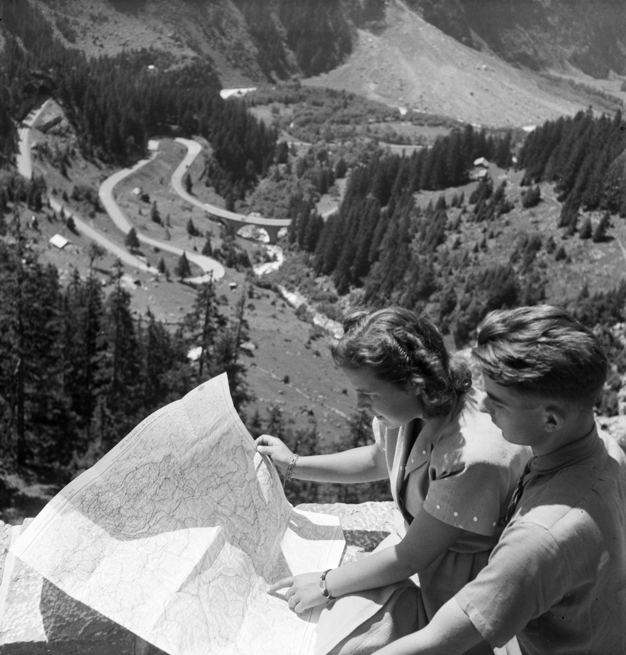 ein Paar studiert eine Wanderkarte