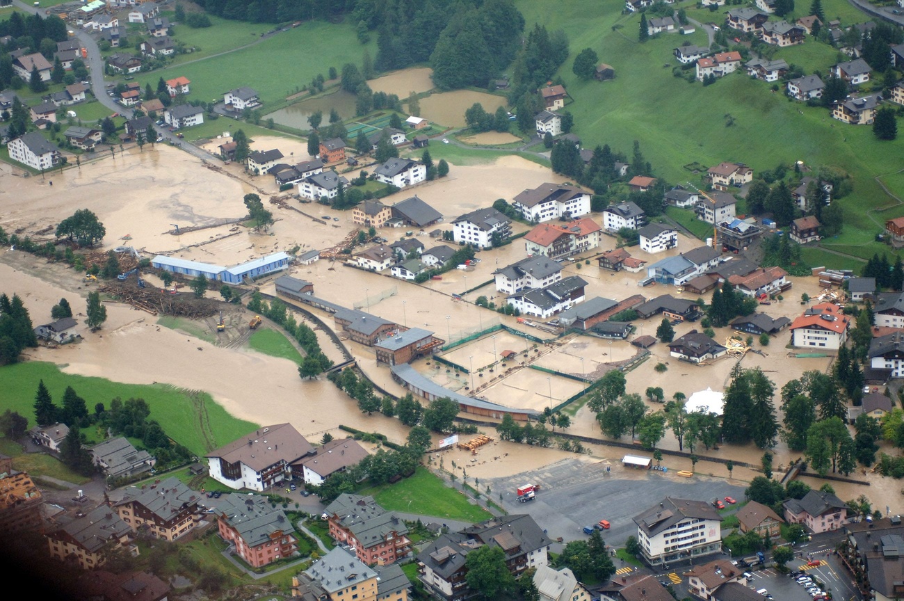 Vista aérea de pueblo inundado