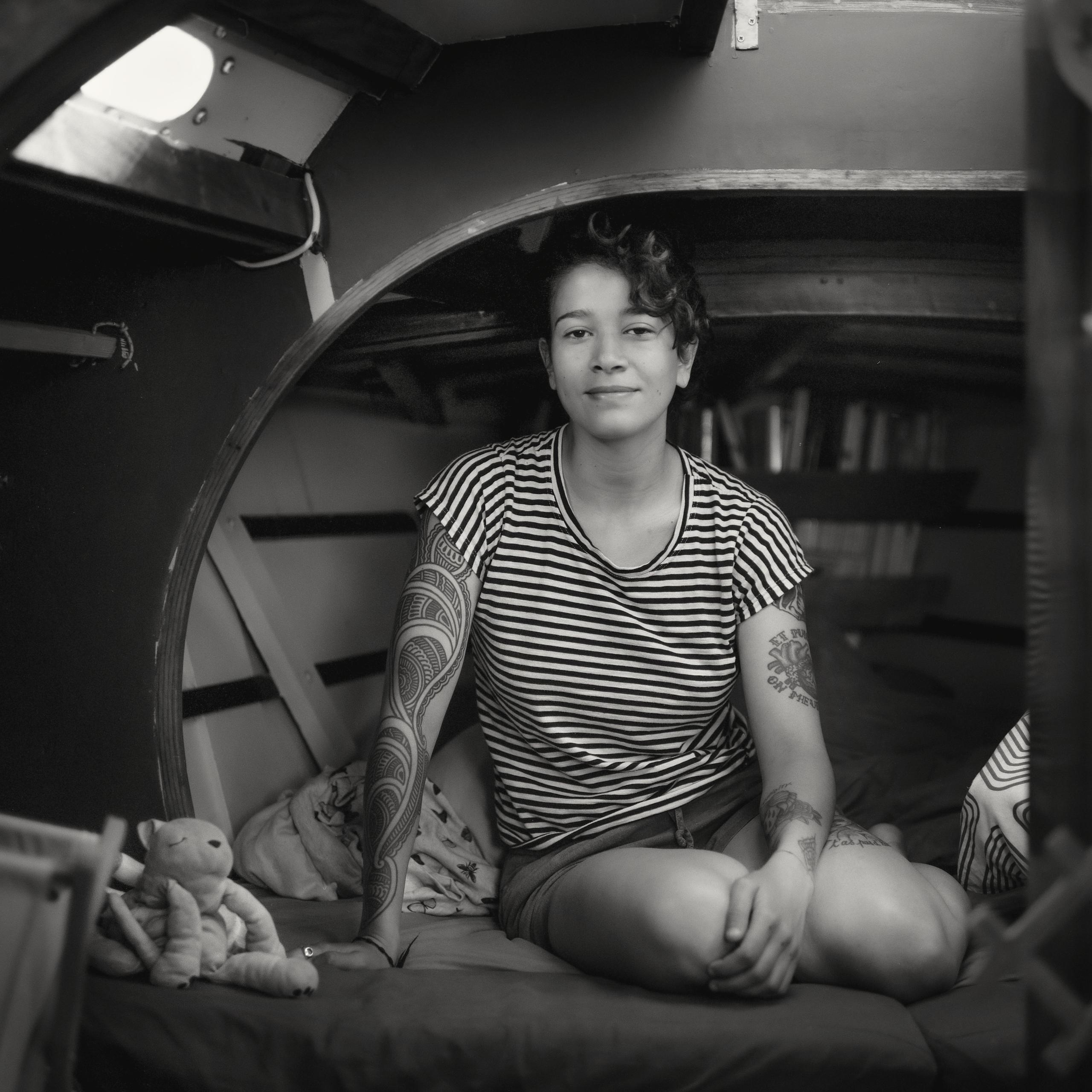 Sarah Gysler en la cabina de un velero