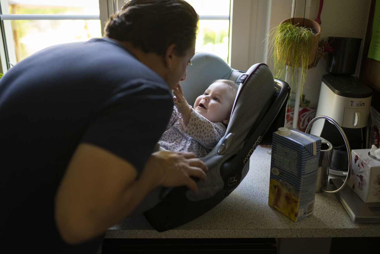 un père avec son bébé