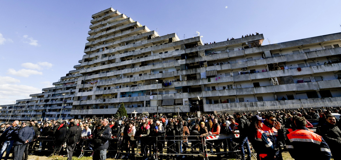 L edificio Vela verde a Scampia che si avvia alla demolizione