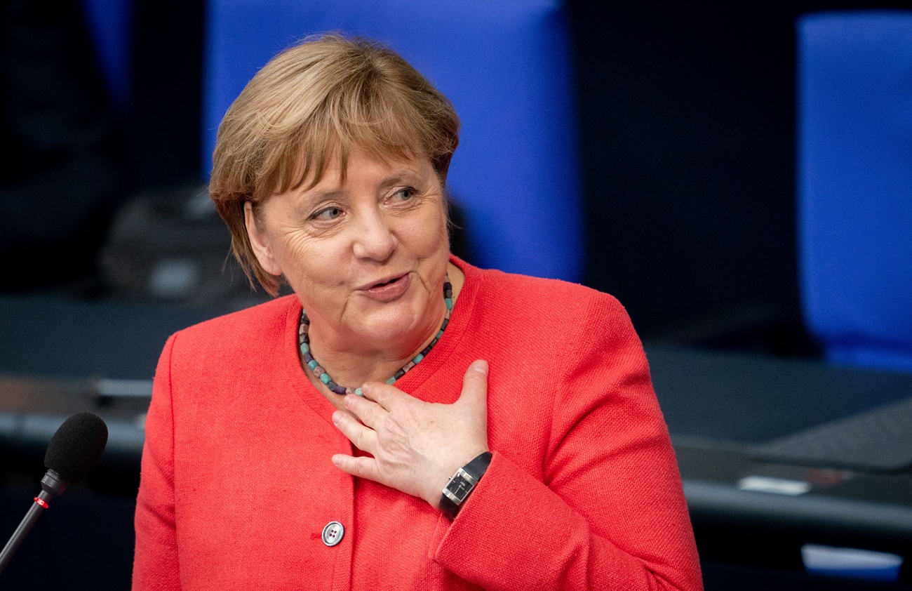 Primo piano di Angela Merkel vestita di rosso.