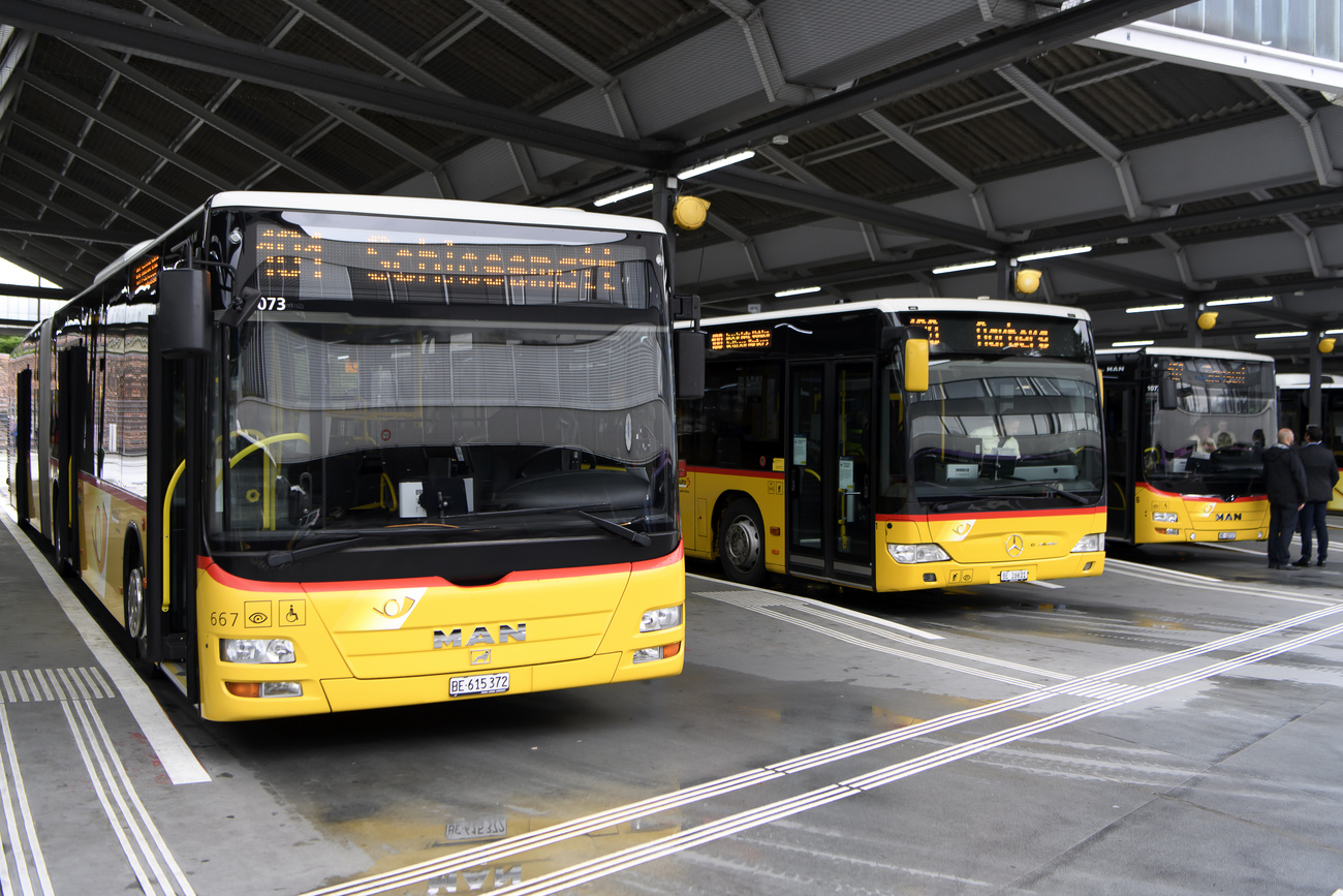 Bus per il trasporto passeggeri alla stazione dei pullman della Posta a Berna.