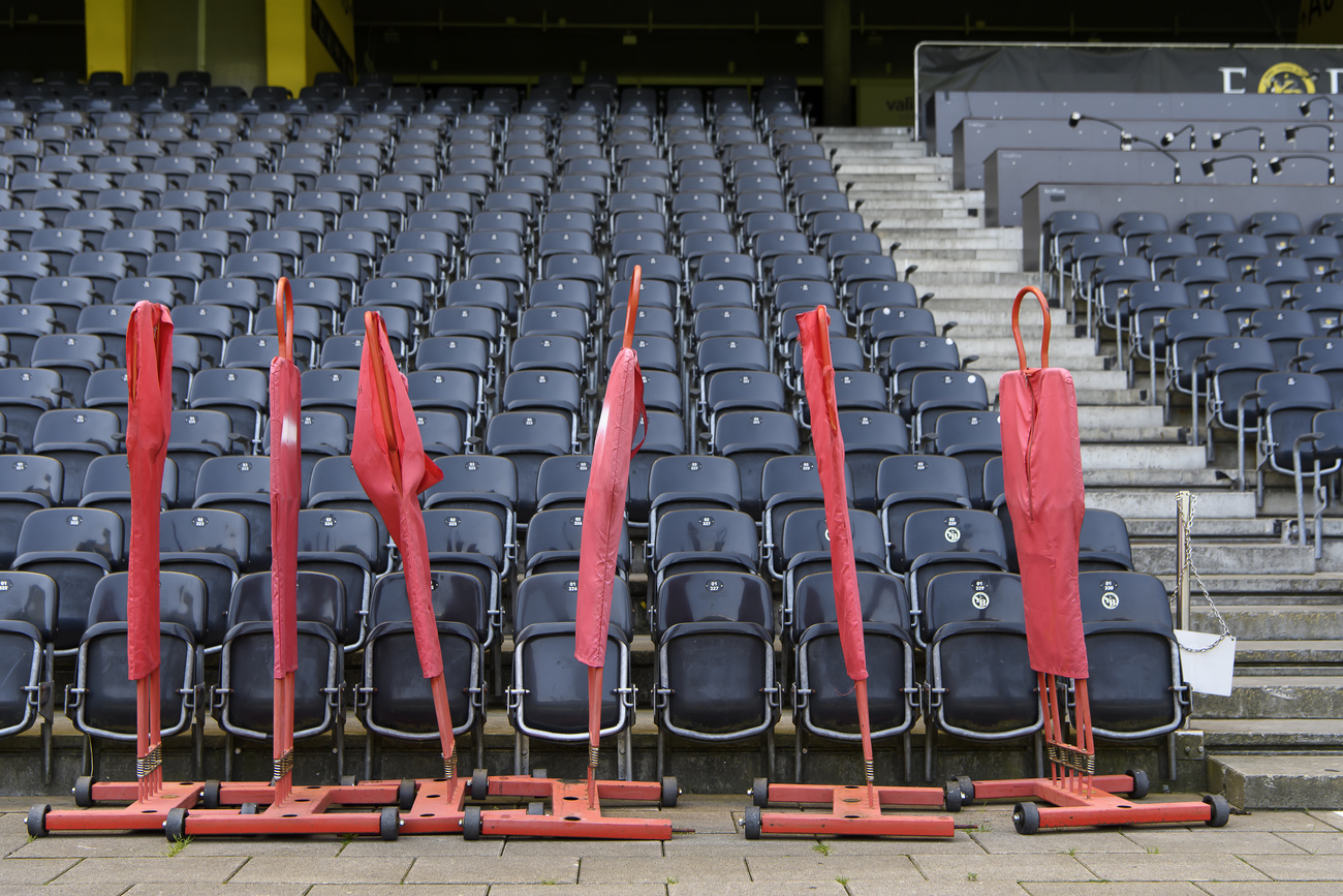 Tribuna di stadio con posti a sedere completamente vuoti e strutture ripiegate