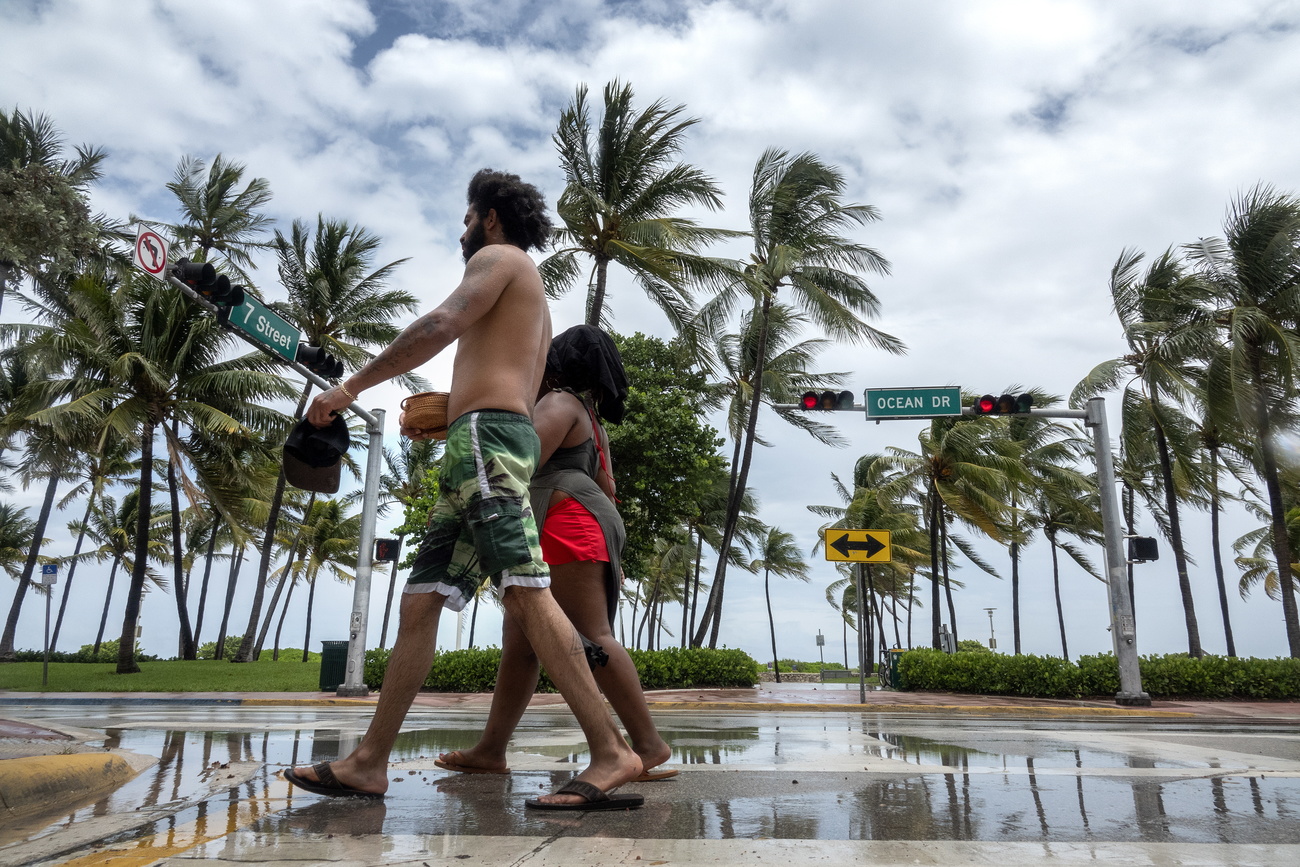 Banhistas andando perto de uma praia