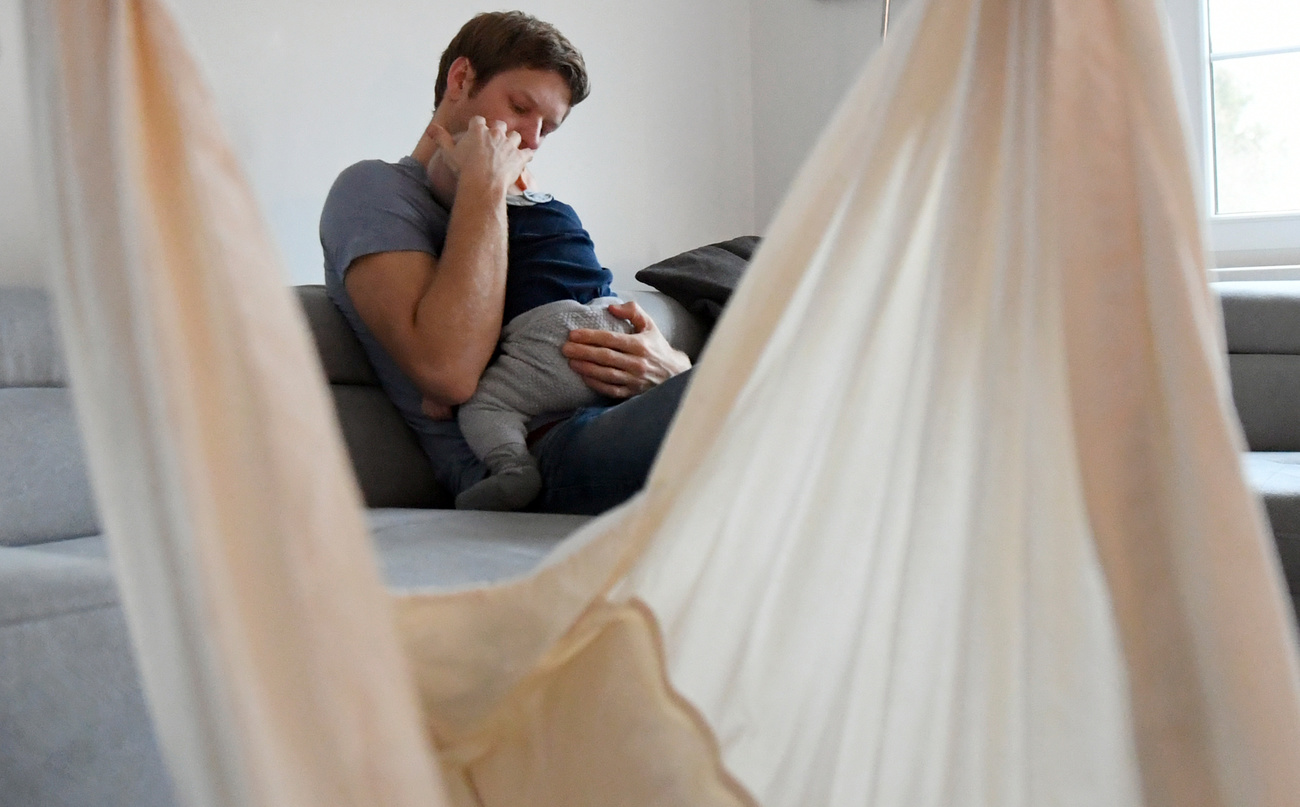 Homme avec un bébé dans le bras