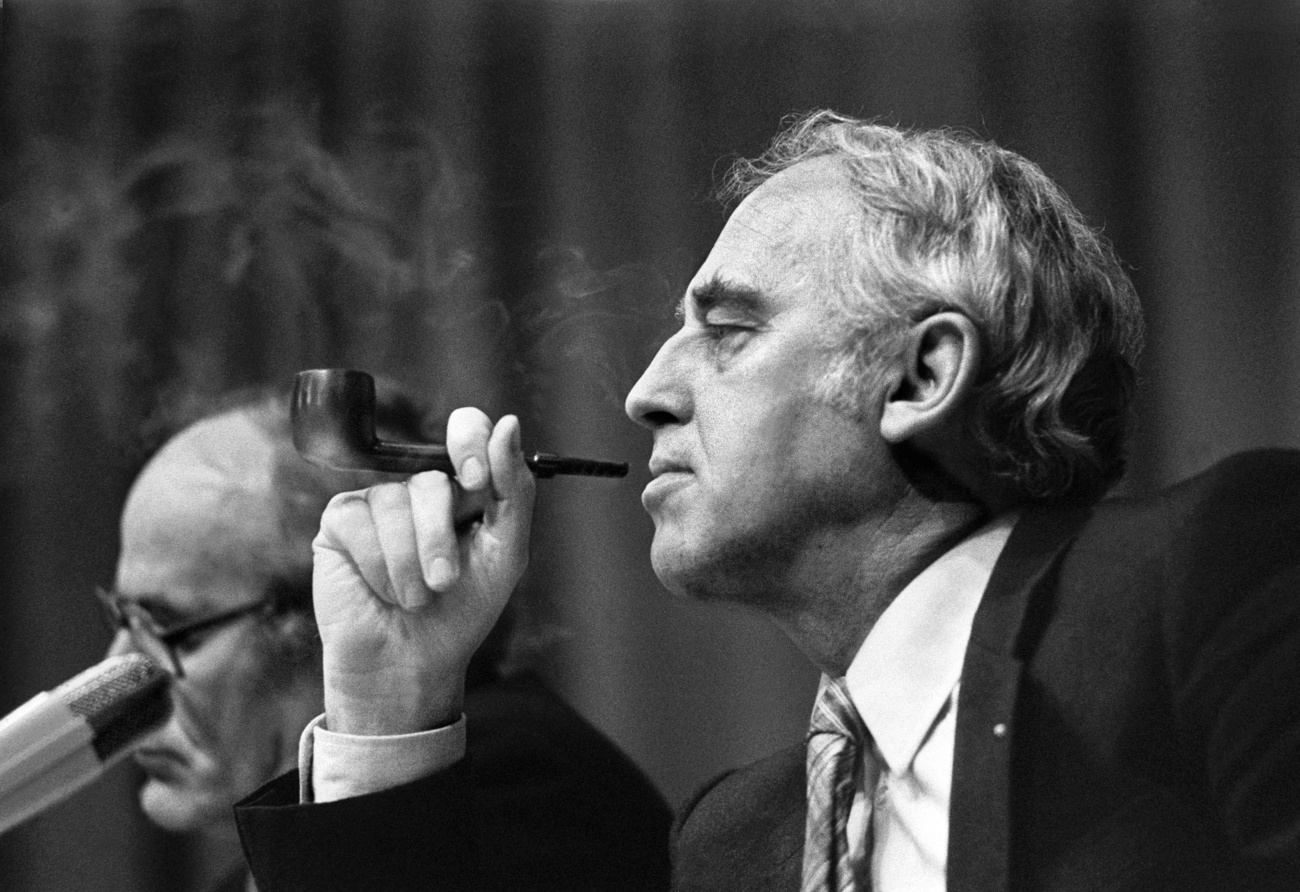 Mann raucht Pfeife