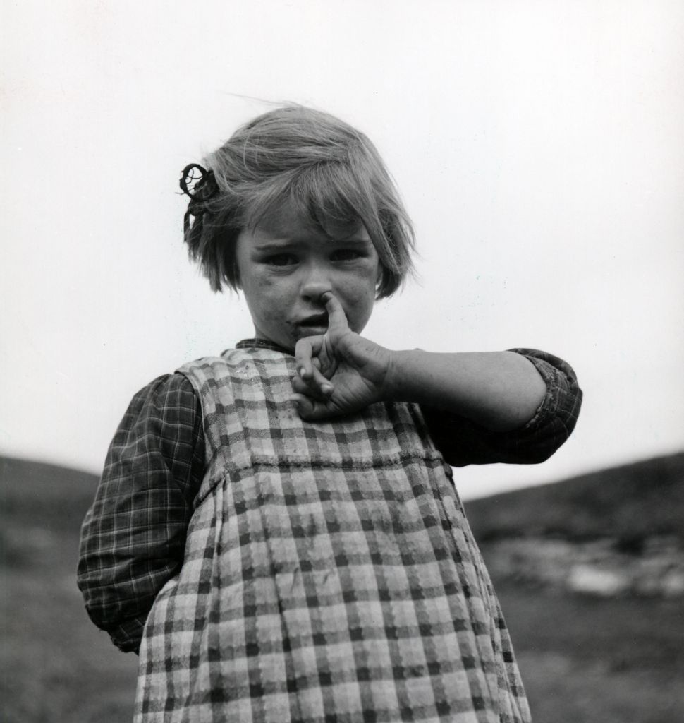 Petite fille avec un doigt dans le nez