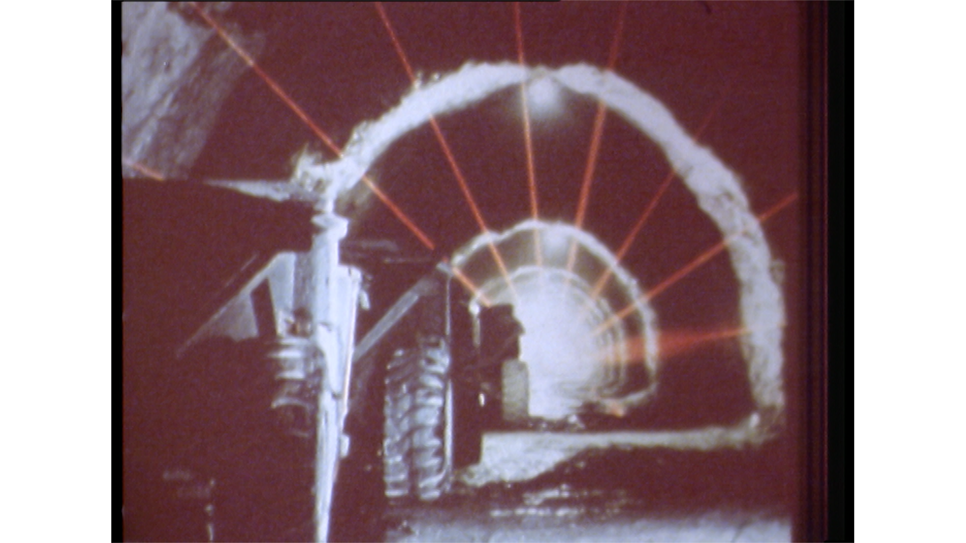 Immagine di un tunnel non ancora rifinito con raggi laser rossi che corrono lungo le pareti