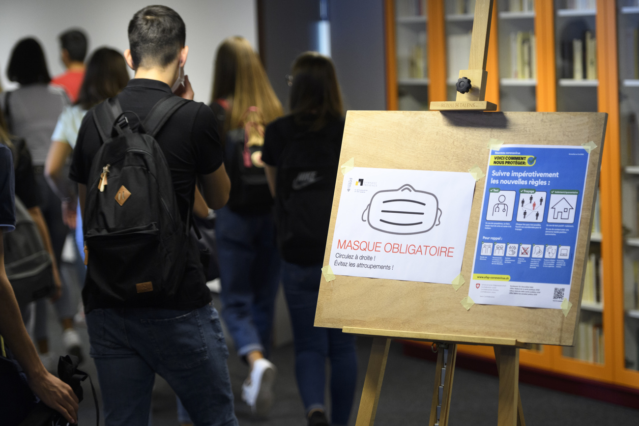 Des élèves portant un masque le jour de la rentrée scolaire à Lausanne.