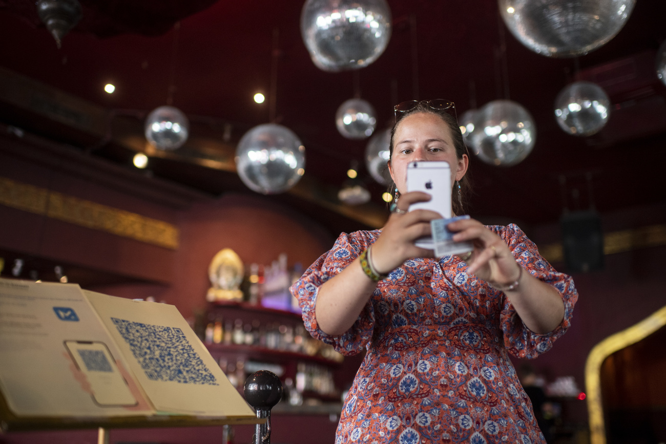 Frau mit Maske in Disco