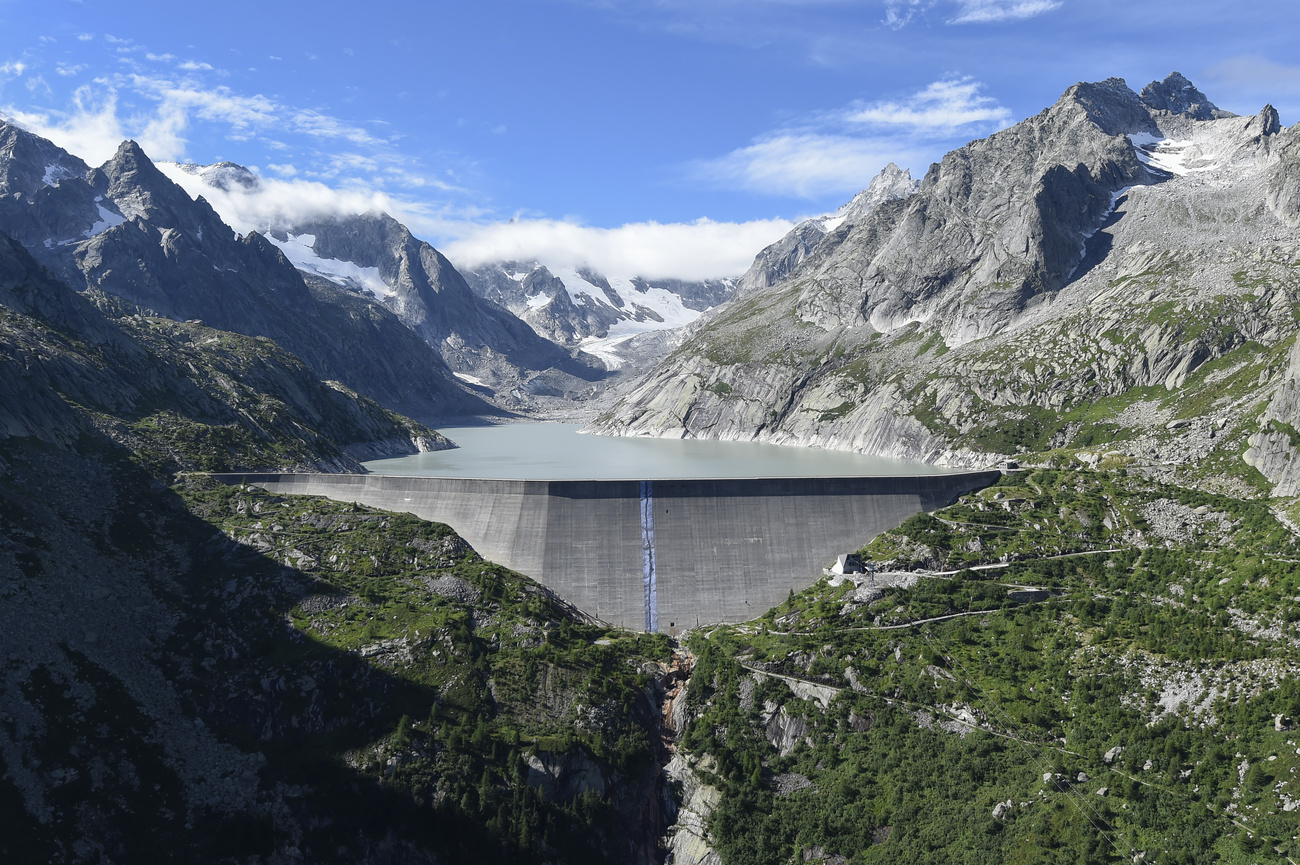 La diga di Albigna in Val Bregaglia vista dal lontano