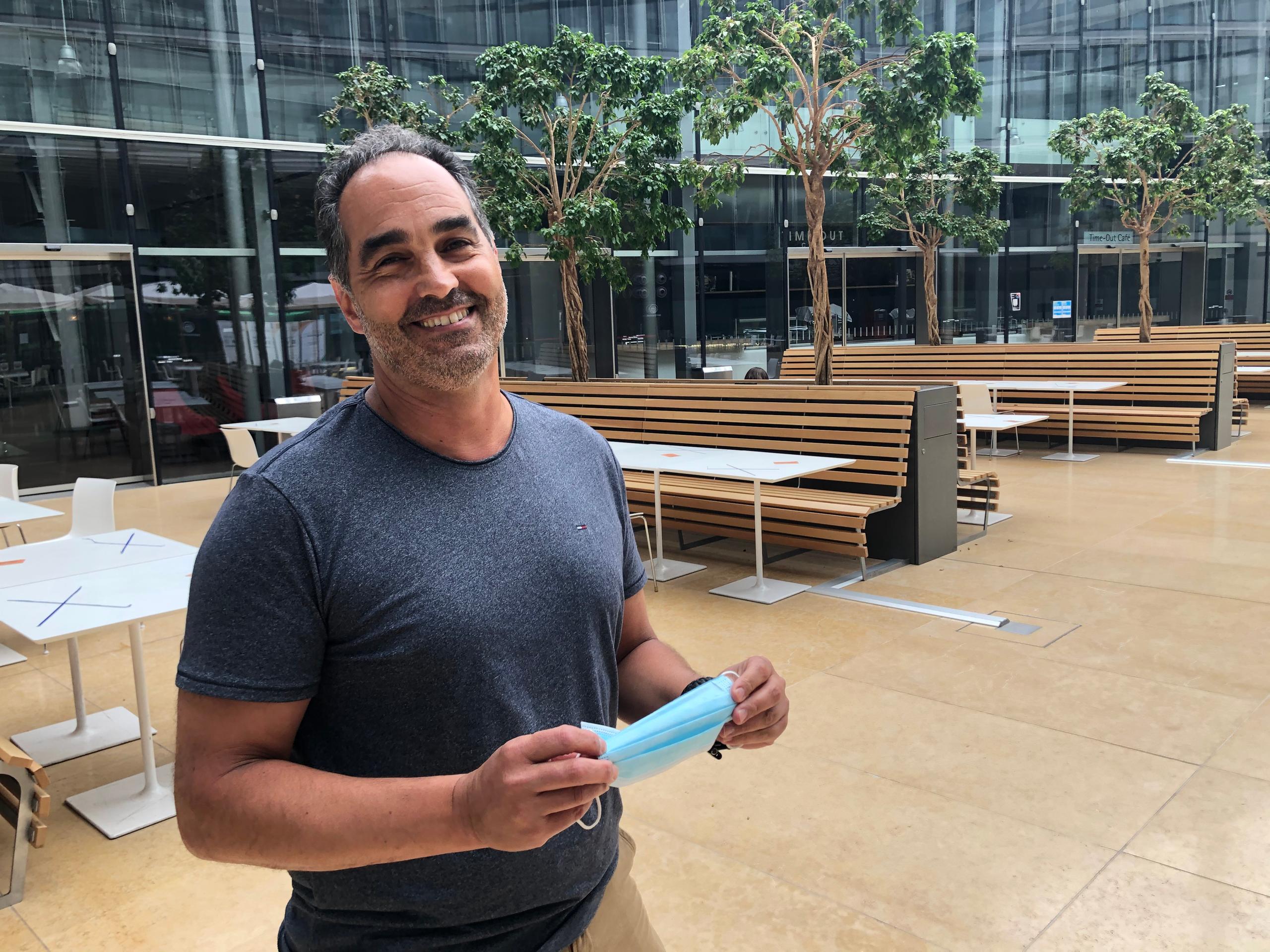 Un homme tient un masque