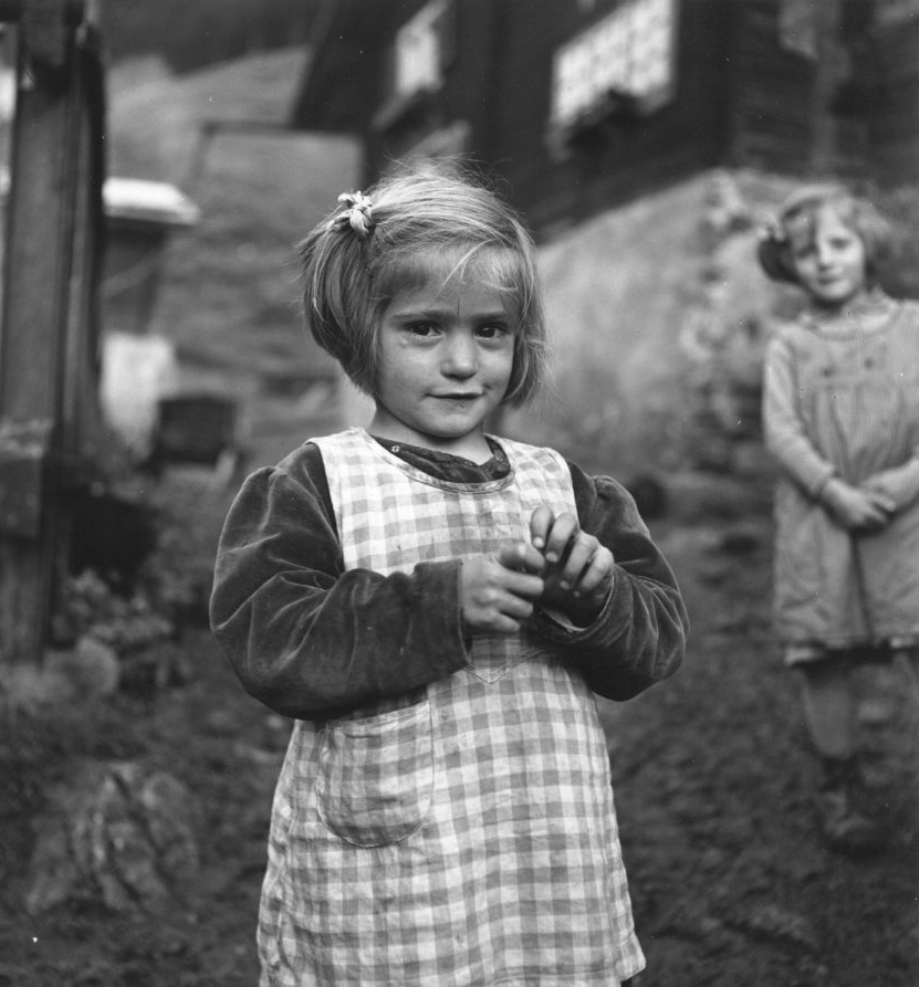 Petite fille avec un tablier à carreux