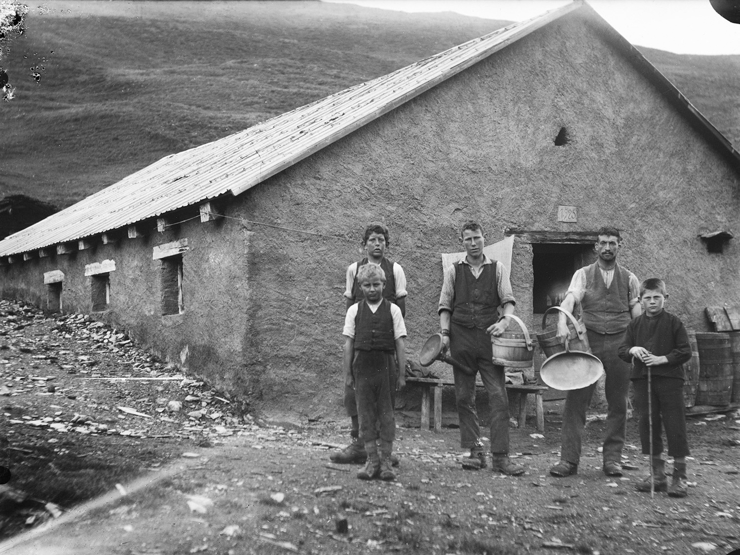 Mann und Jugendliche Bauern vor einer Alp
