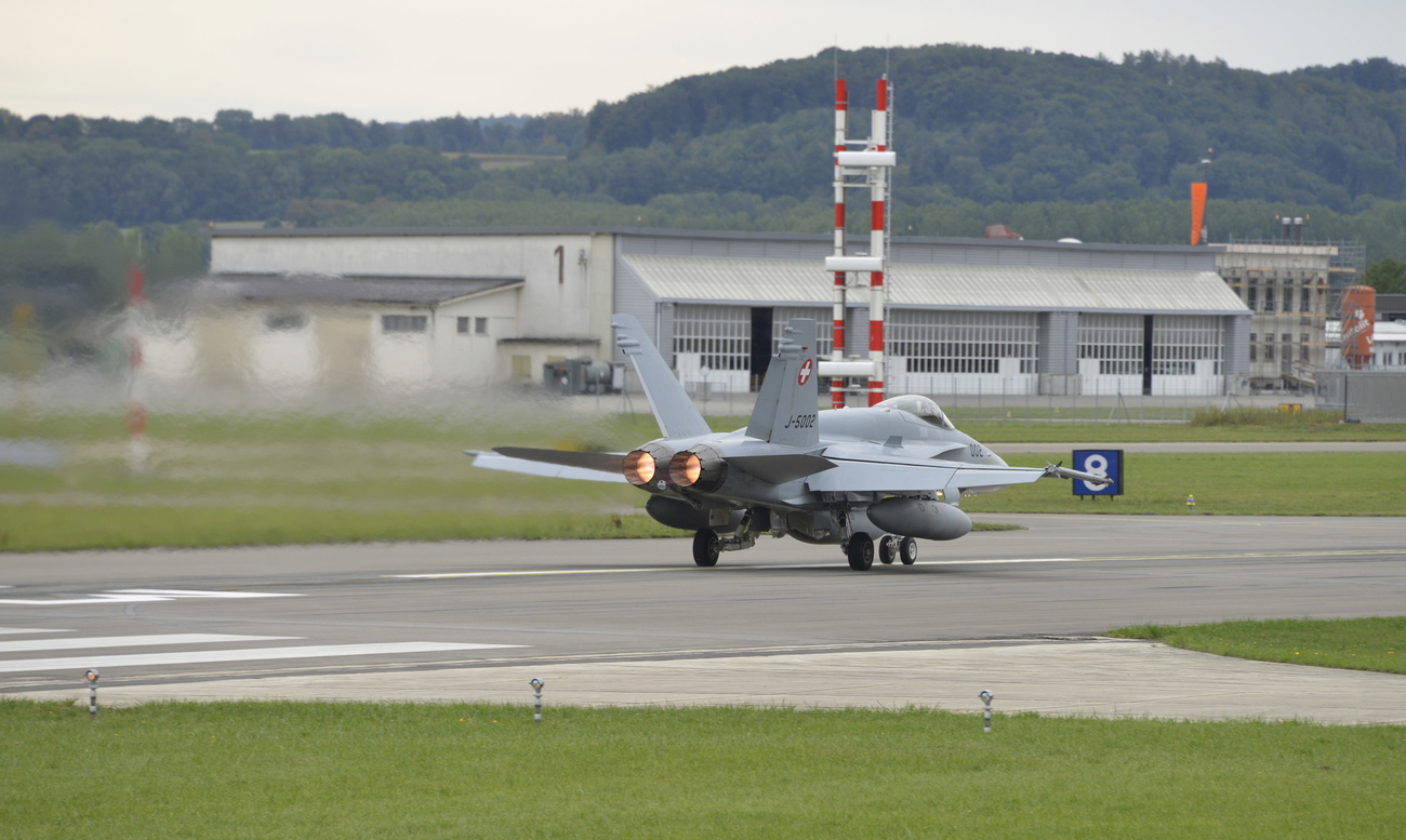 瑞士空军的一架FA-18大黄蜂战斗机正从拜闾机场起飞。