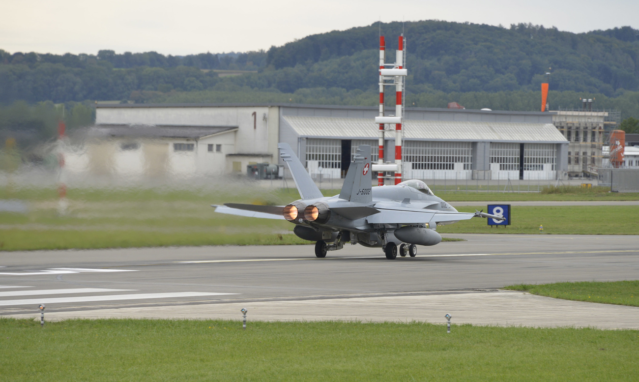 Un FA-18 des forces aériennes de l armée suisse au décollage sur l aérodrome de Payerne.