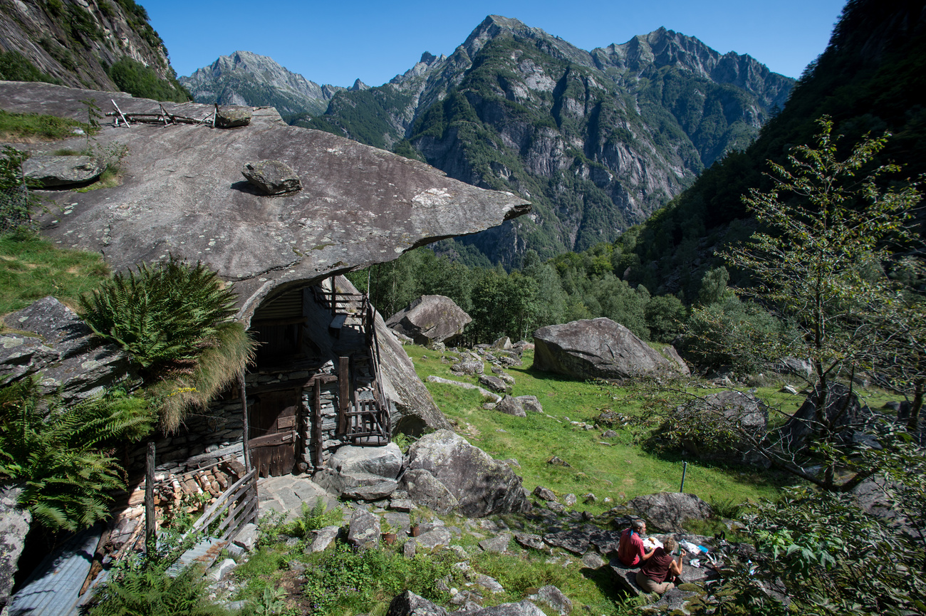 Vue d une structure souterraine traditionnelle dans le Val Bavona.