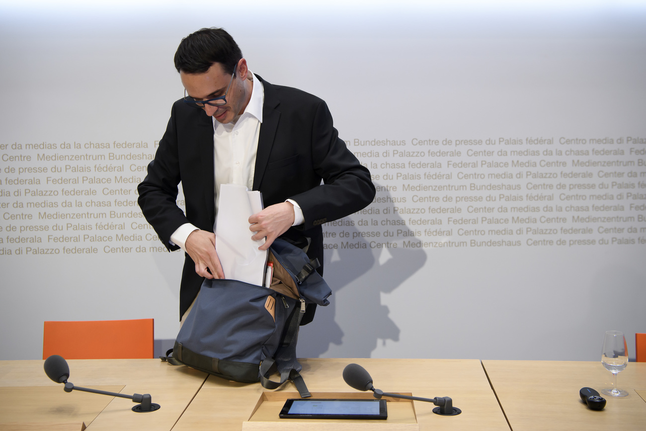 Mann bei Pressekonferenz